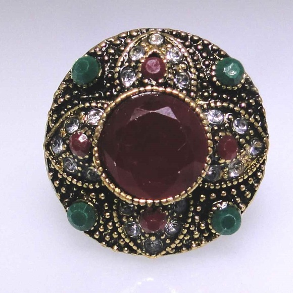 High fashion, ornate ring, NWT size: 7 - Picture 1 of 4